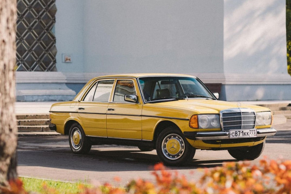 Прокат авто mercedes-benz w123 бизнес класса 1977 года в городе Москва от 5592 руб./сутки, задний привод, двигатель: бензин, ОСАГО (Мультидрайв), без водителя, недорого - RentRide