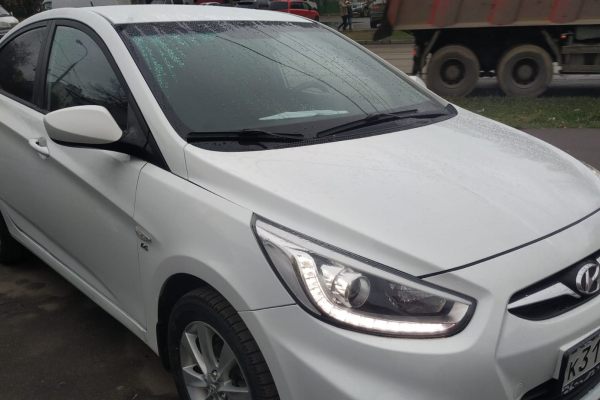 Прокат авто hyundai solaris 2014 года в городе Москва Коломенская от 1800 руб./сутки, передний привод, двигатель: бензин, объем 1.6 литров, ОСАГО (Мультидрайв), без водителя, недорого - RentRide