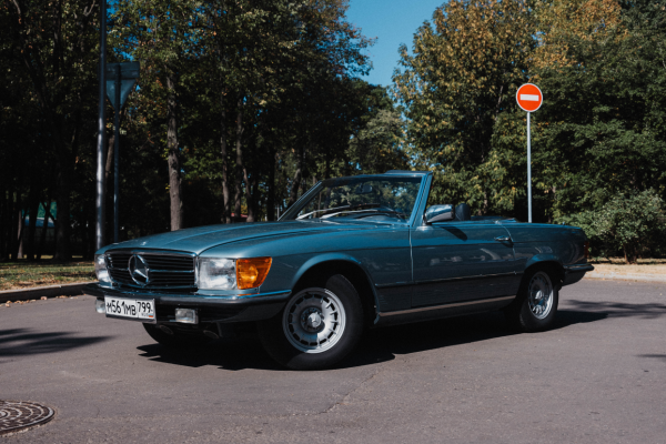 Прокат авто mercedes-benz sl-klass 1977 года в городе Москва от 23992 руб./сутки, задний привод, двигатель: бензин, объем 2 литра, ОСАГО (Впишу в полис), без водителя, недорого - RentRide