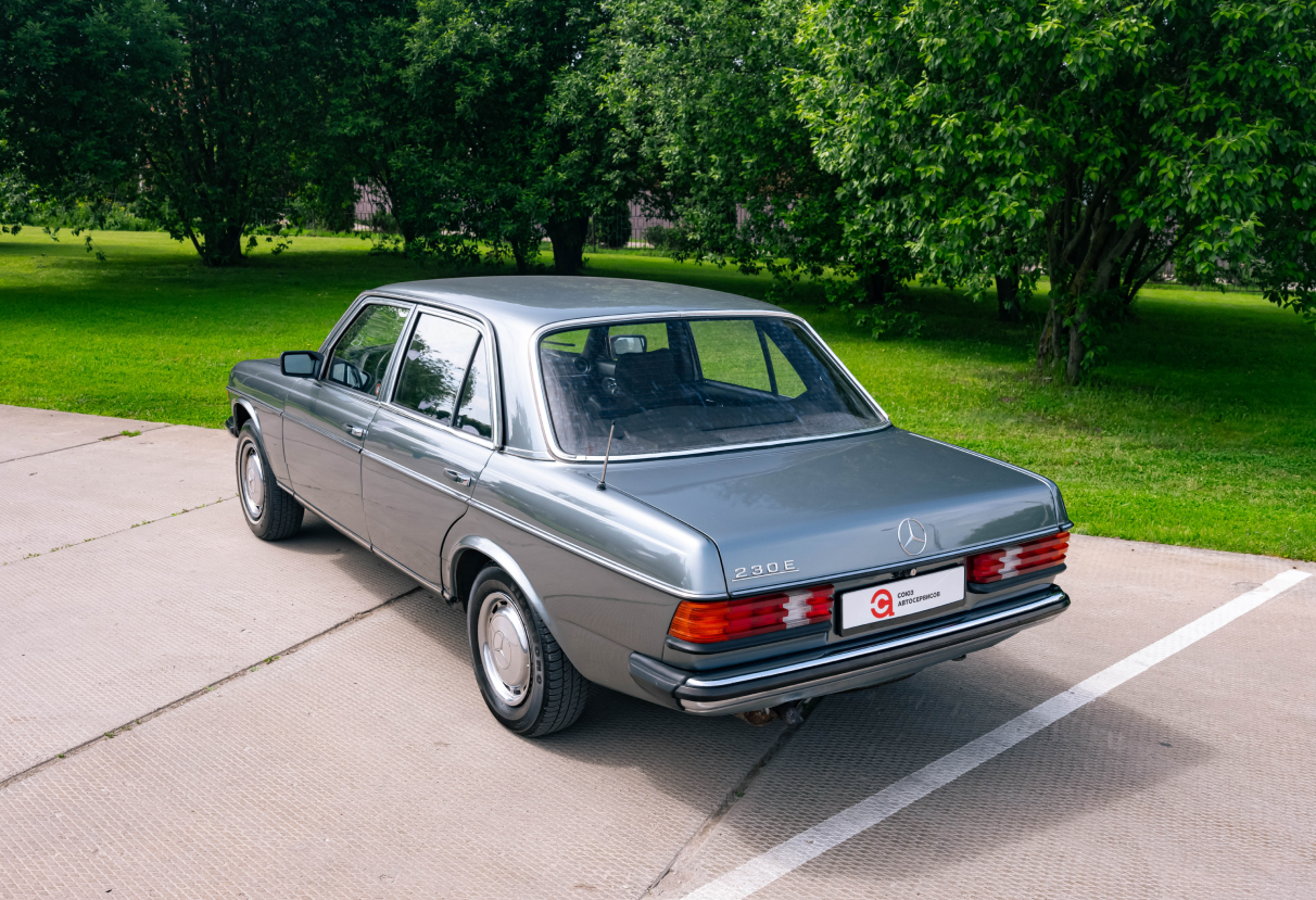 Аренда mercedes-benz w123 1982 года в городе Москва от 5592 руб./сутки, задний привод, двигатель: бензин, объем 2 литра, ОСАГО (Впишу в полис), без водителя, недорого, вид 2 - RentRide