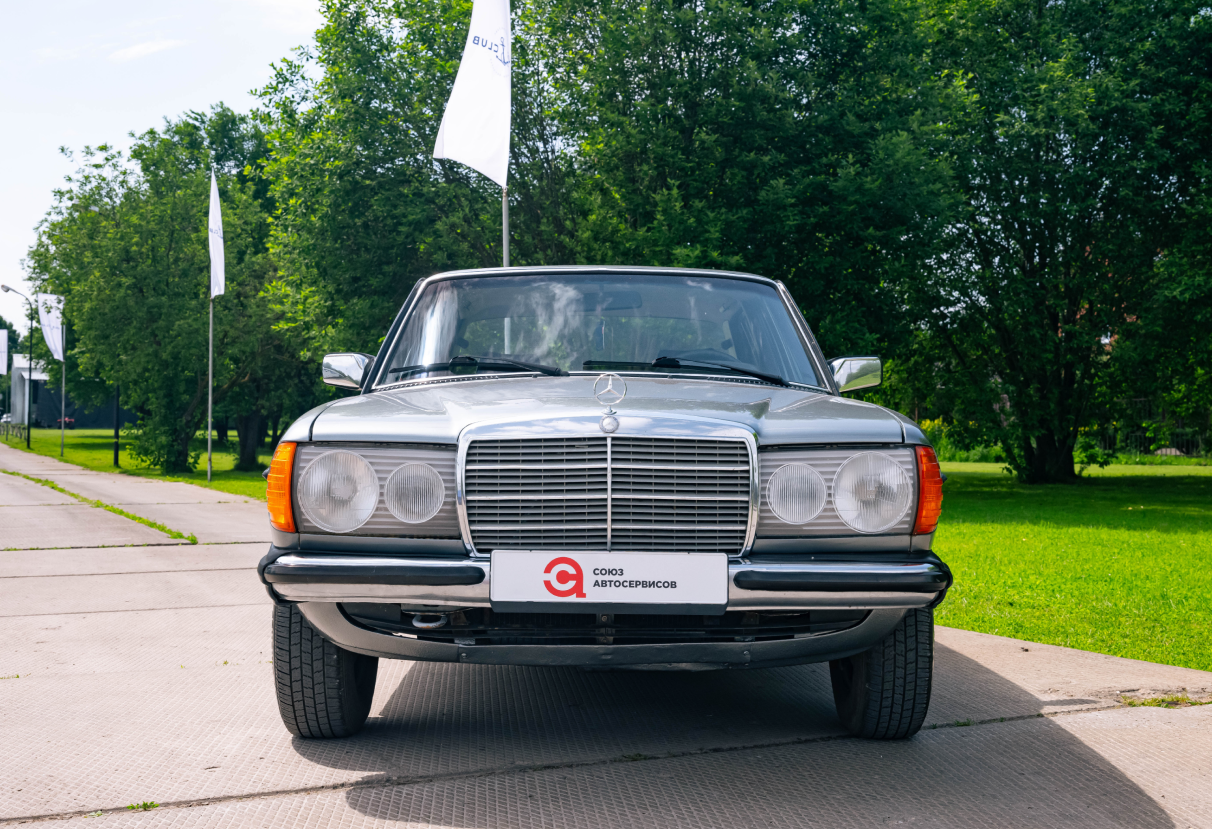 Аренда mercedes-benz w123 1982 года в городе Москва от 5592 руб./сутки, задний привод, двигатель: бензин, объем 2 литра, ОСАГО (Впишу в полис), без водителя, недорого, вид 4 - RentRide