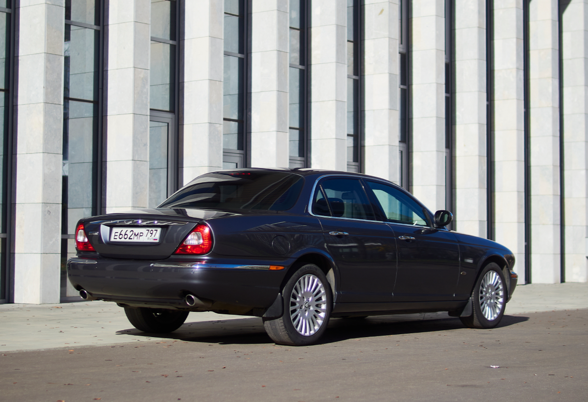 Аренда jaguar xj 2006 года в городе Москва от 11192 руб./сутки, задний привод, двигатель: бензин, объем 3 литра, ОСАГО (Впишу в полис), без водителя, недорого, вид 2 - RentRide