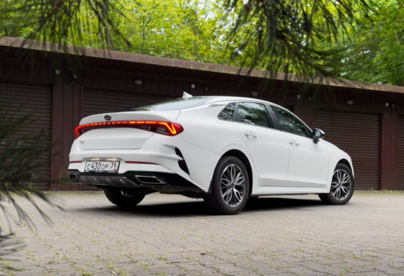 Аренда kia k5 стандарт класса 2021 года в городе Москва от 3590 руб./сутки, передний привод, двигатель: бензин, объем 2 литра, каско (Впишу в полис), ОСАГО (Мультидрайв), без водителя, недорого, вид 2 - RentRide