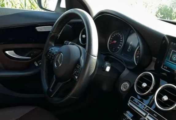 Аренда mercedes-benz c-klass стандарт класса 2018 года в городе Москва от 4490 руб./сутки, задний привод, двигатель: бензин, объем 1.6 литров, каско (Впишу в полис), ОСАГО (Мультидрайв), без водителя, недорого, вид 3 - RentRide