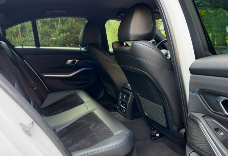 Аренда bmw 3-serii стандарт класса 2019 года в городе Москва от 4290 руб./сутки, задний привод, двигатель: дизель, объем 1995 литров, ОСАГО (Мультидрайв), без водителя, недорого, вид 4 - RentRide