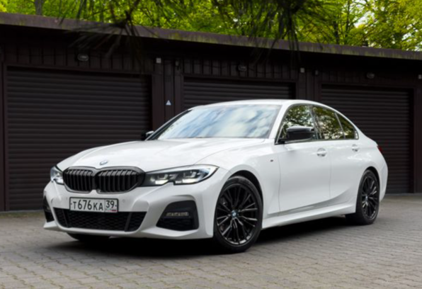 Аренда bmw 3-serii стандарт класса 2019 года в городе Москва от 4290 руб./сутки, задний привод, двигатель: дизель, объем 1995 литров, ОСАГО (Мультидрайв), без водителя, недорого - RentRide