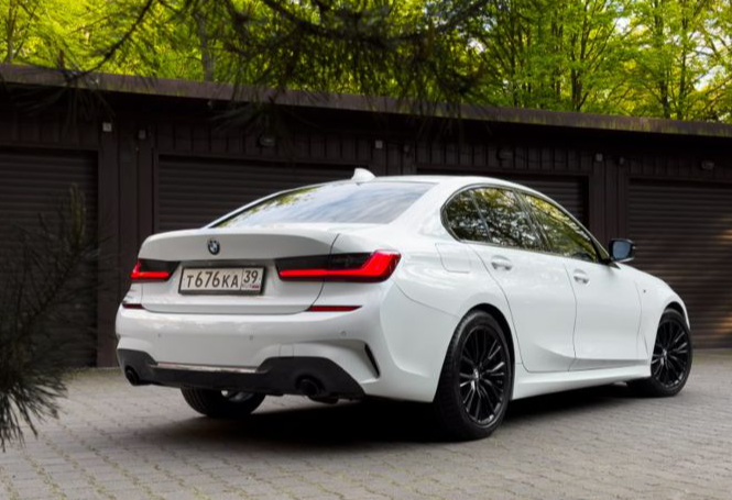 Аренда bmw 3-serii стандарт класса 2019 года в городе Москва от 4290 руб./сутки, задний привод, двигатель: дизель, объем 1995 литров, ОСАГО (Мультидрайв), без водителя, недорого, вид 2 - RentRide