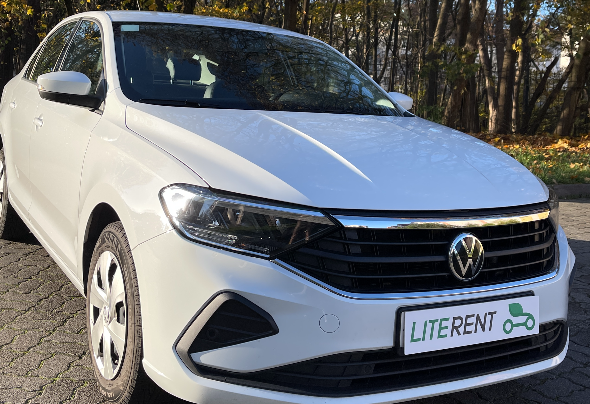 Аренда volkswagen polo эконом класса 2021 года в городе Москва от 2232 руб./сутки, передний привод, двигатель: бензин, объем 1.6 литров, ОСАГО (Мультидрайв), без водителя, недорого - RentRide