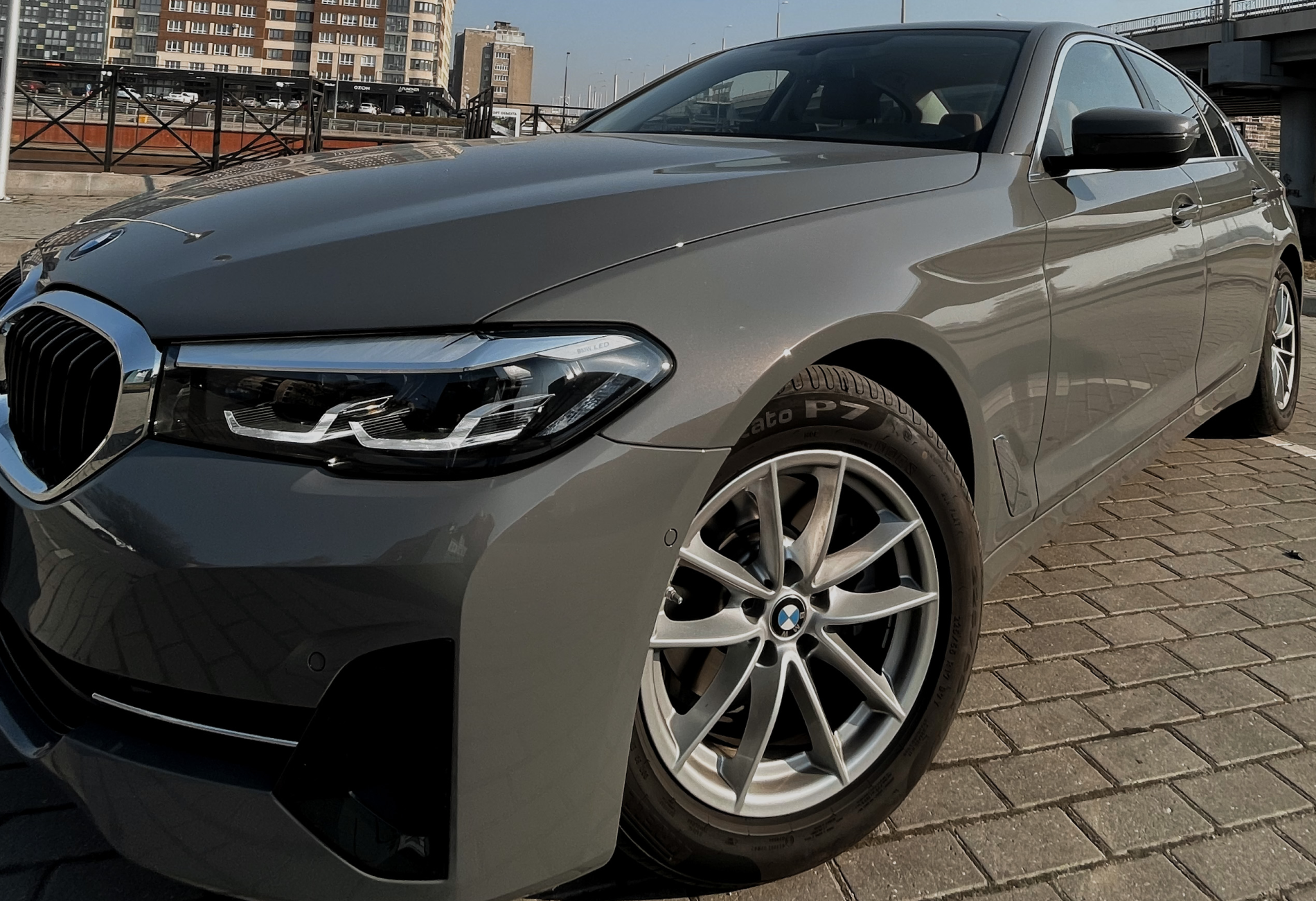 Аренда bmw 5-serii бизнес класса 2021 года в городе Москва от 6392 руб./сутки, задний привод, двигатель: дизель, объем 1995 литров, ОСАГО (Мультидрайв), без водителя, недорого - RentRide