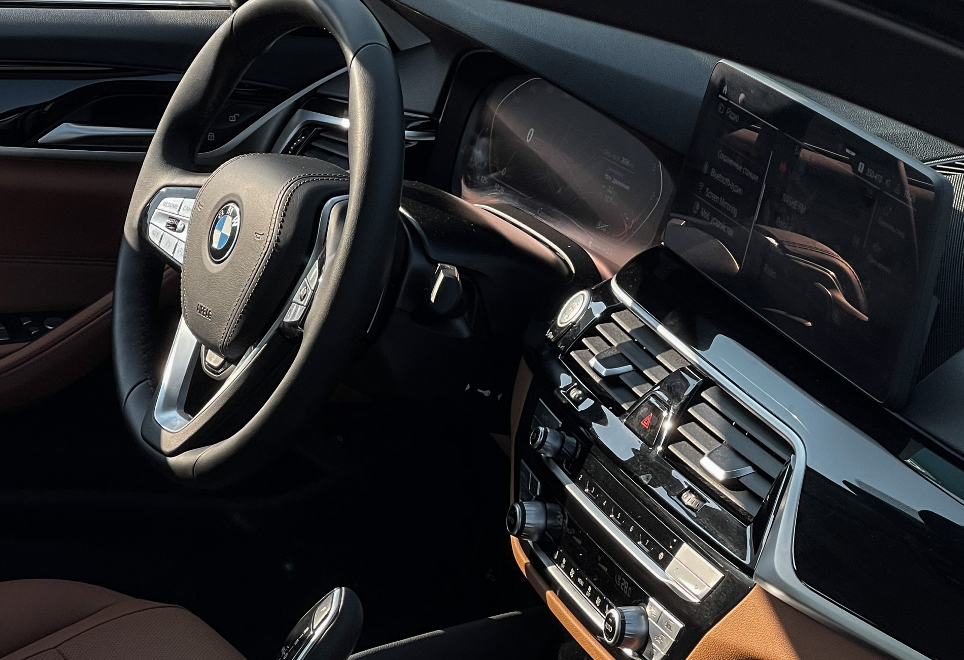Аренда bmw 5-serii бизнес класса 2021 года в городе Москва от 6392 руб./сутки, задний привод, двигатель: дизель, объем 1995 литров, ОСАГО (Мультидрайв), без водителя, недорого, вид 4 - RentRide