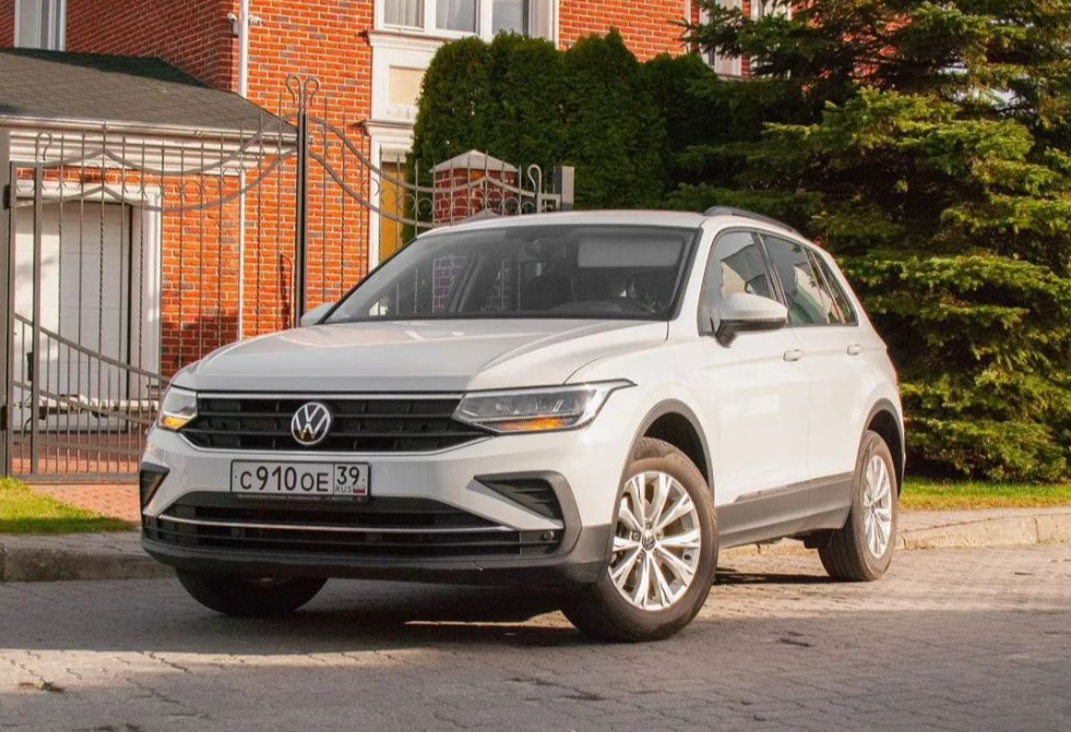 Аренда volkswagen tiguan стандарт класса 2021 года в городе Москва от 3992 руб./сутки, передний привод, двигатель: бензин, объем 1395 литров, каско (Впишу в полис), ОСАГО (Мультидрайв), без водителя, недорого - RentRide