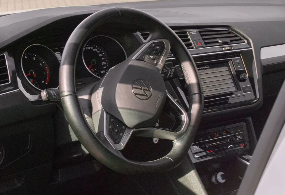 Аренда volkswagen tiguan стандарт класса 2021 года в городе Москва от 3992 руб./сутки, передний привод, двигатель: бензин, объем 1395 литров, каско (Впишу в полис), ОСАГО (Мультидрайв), без водителя, недорого, вид 5 - RentRide