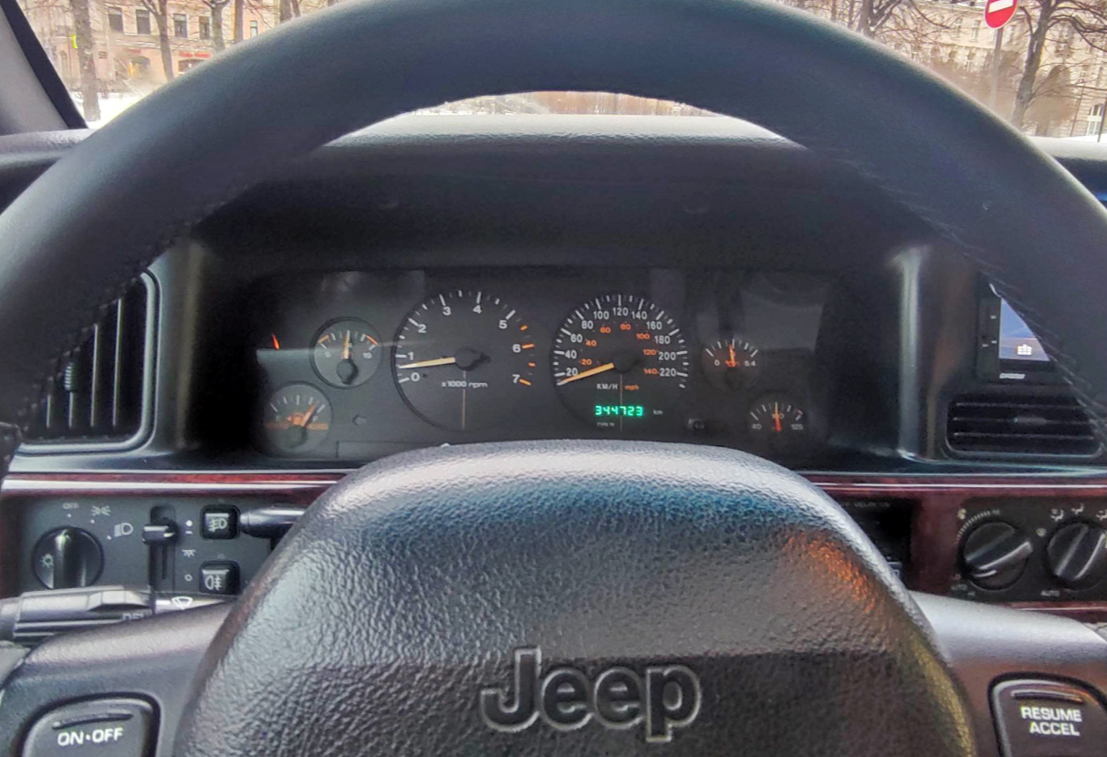 Аренда jeep grand-cherokee бизнес класса 1998 года в городе Москва от 7992 руб./сутки, полный привод, двигатель: бензин, объем 5.9 литров, ОСАГО (Впишу в полис), без водителя, недорого, вид 4 - RentRide