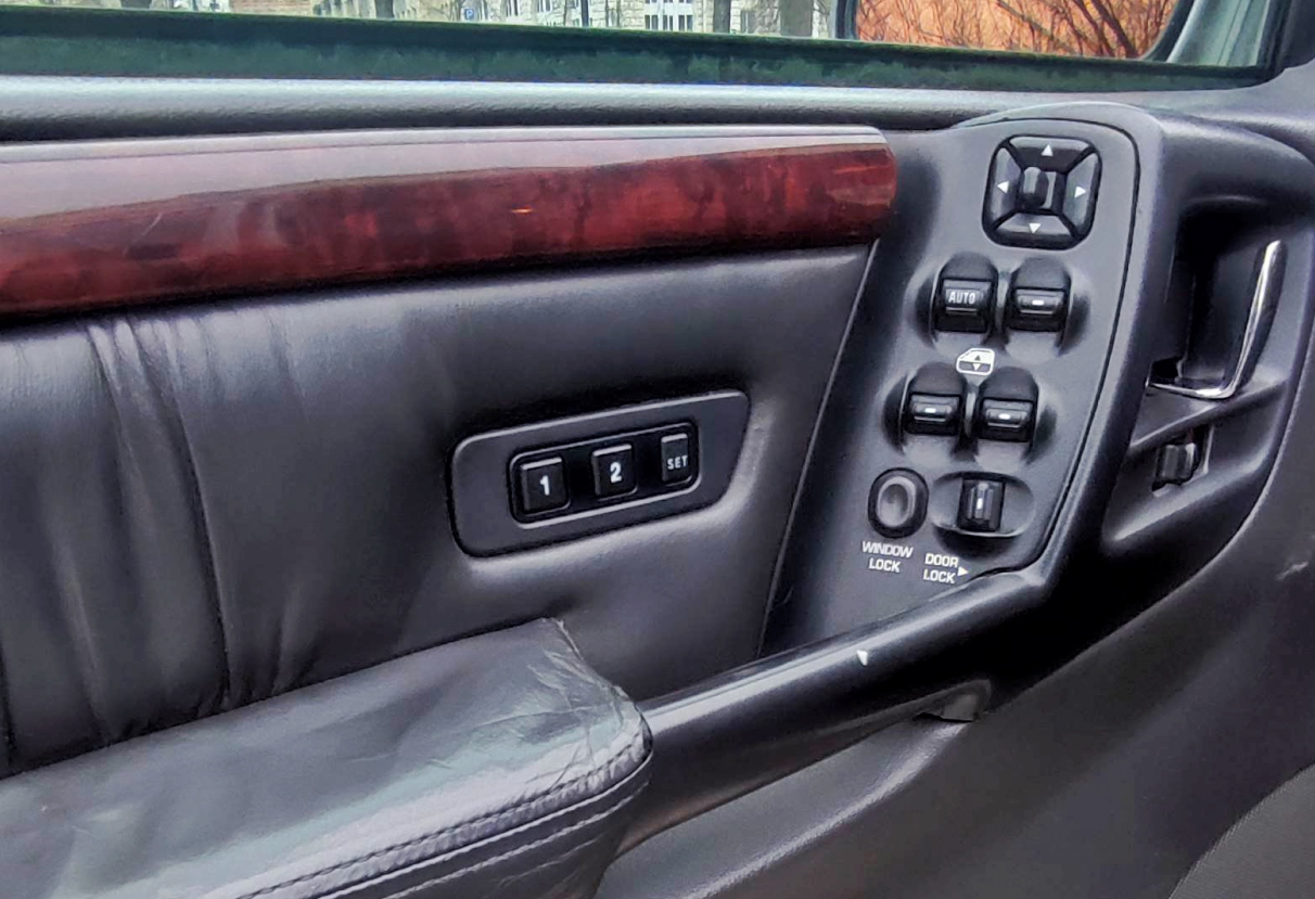 Аренда jeep grand-cherokee бизнес класса 1998 года в городе Москва от 7992 руб./сутки, полный привод, двигатель: бензин, объем 5.9 литров, ОСАГО (Впишу в полис), без водителя, недорого, вид 7 - RentRide