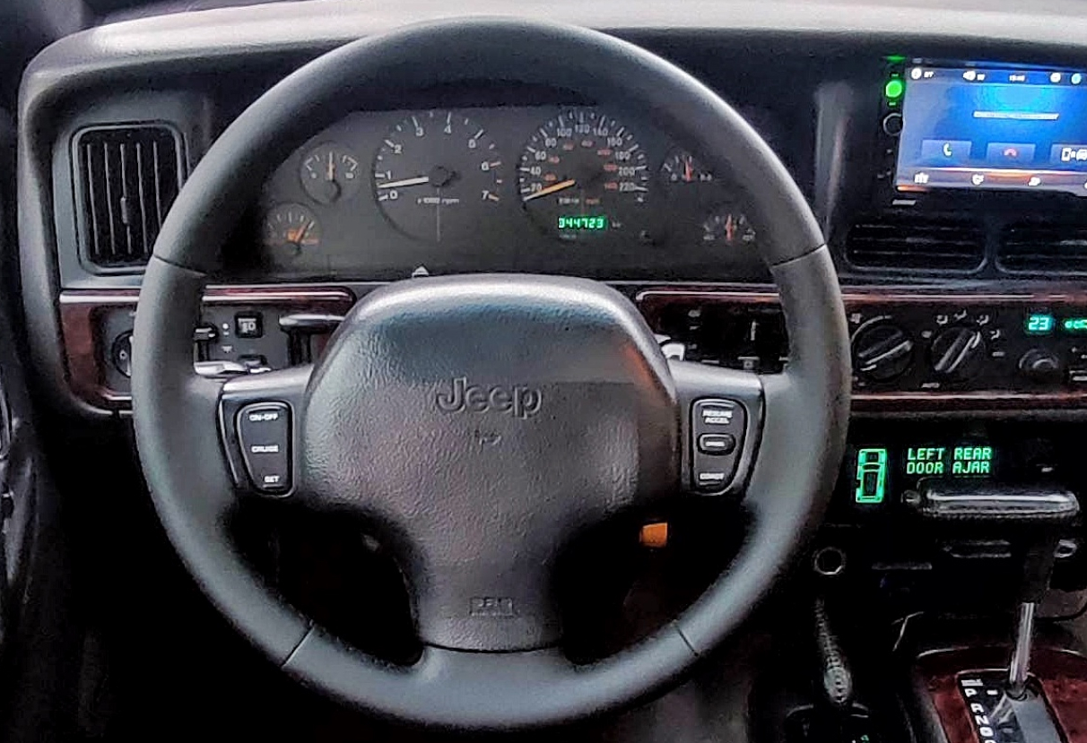 Аренда jeep grand-cherokee бизнес класса 1998 года в городе Москва от 7992 руб./сутки, полный привод, двигатель: бензин, объем 5.9 литров, ОСАГО (Впишу в полис), без водителя, недорого, вид 5 - RentRide