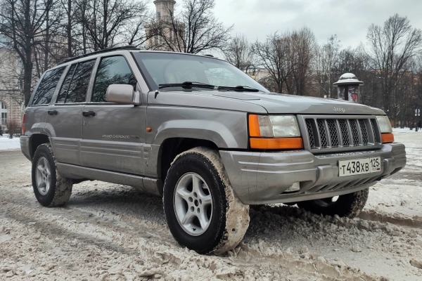 Прокат авто jeep grand-cherokee бизнес класса 1998 года в городе Санкт-Петербург от 8792 руб./сутки, полный привод, двигатель: бензин, объем 5.9 литров, ОСАГО (Впишу в полис), без водителя, недорого - RentRide