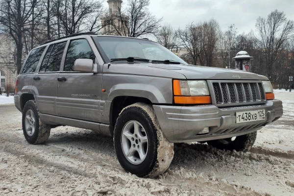 Прокат авто jeep grand-cherokee премиум класса 1998 года в городе Москва от 10392 руб./сутки, полный привод, двигатель: бензин, объем 5.9 литров, ОСАГО (Впишу в полис), без водителя, недорого - RentRide
