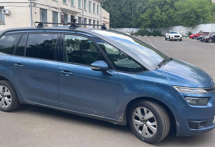 Аренда citroen c4-picasso эконом класса 2014 года в городе Москва Тверская от 2560 руб./сутки, передний привод, двигатель: дизель, объем 1.6 литров, ОСАГО (Мультидрайв), без водителя, недорого, вид 2 - RentRide
