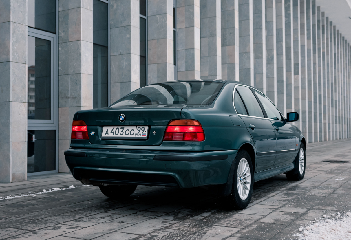 Аренда bmw 5-serii 1998 года в городе Москва от 7992 руб./сутки, задний привод, двигатель: бензин, объем 2 литра, ОСАГО (Впишу в полис), без водителя, недорого, вид 2 - RentRide