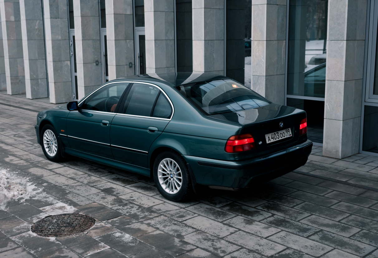 Аренда bmw 5-serii 1998 года в городе Москва от 7992 руб./сутки, задний привод, двигатель: бензин, объем 2 литра, ОСАГО (Впишу в полис), без водителя, недорого, вид 4 - RentRide