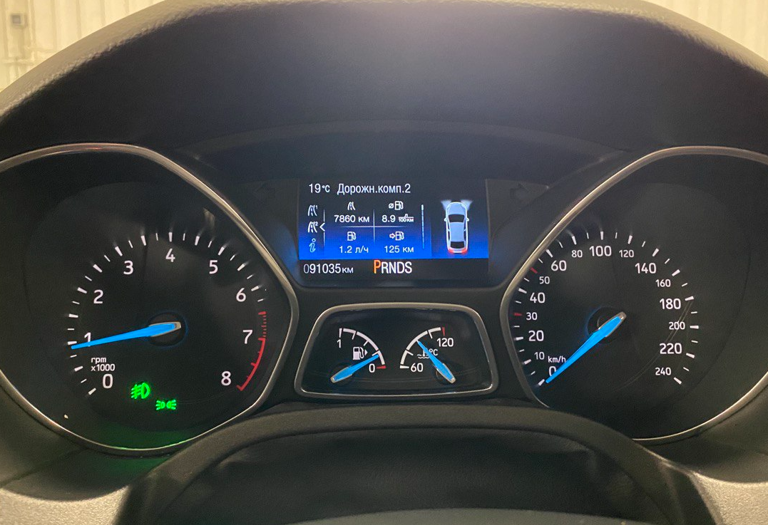 Аренда ford focus эконом класса 2019 года в городе Москва Бунинская аллея от 4000 руб./сутки, передний привод, двигатель: бензин, объем 1.6 литров, ОСАГО (Мультидрайв), без водителя, недорого, вид 6 - RentRide