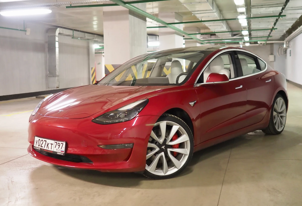 Аренда tesla model-3 премиум класса 2018 года в городе Москва от 13592 руб./сутки, полный привод, двигатель: электро, ОСАГО (Впишу в полис), без водителя, недорого, вид 4 - RentRide