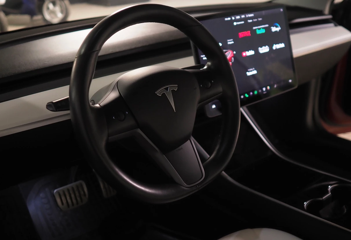 Аренда tesla model-3 премиум класса 2018 года в городе Москва от 13592 руб./сутки, полный привод, двигатель: электро, ОСАГО (Впишу в полис), без водителя, недорого, вид 12 - RentRide