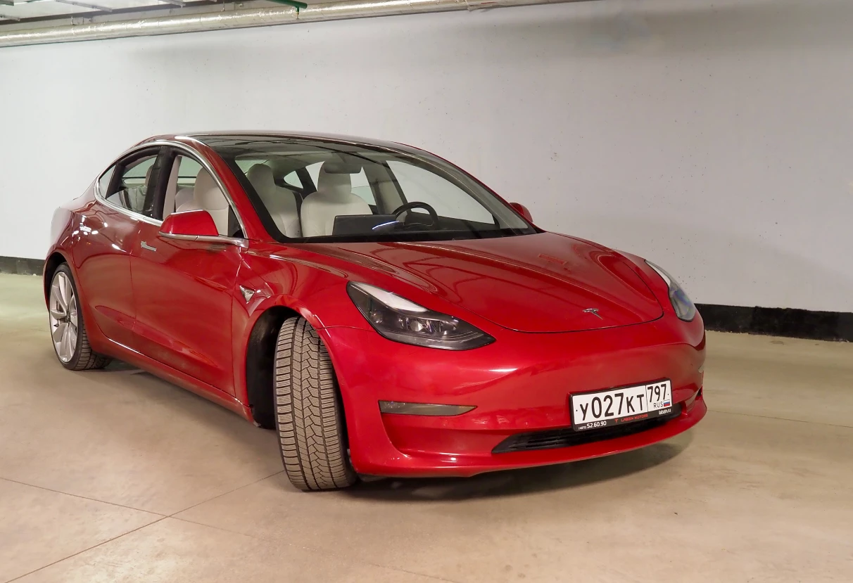 Аренда tesla model-3 премиум класса 2018 года в городе Москва от 13592 руб./сутки, полный привод, двигатель: электро, ОСАГО (Впишу в полис), без водителя, недорого, вид 5 - RentRide