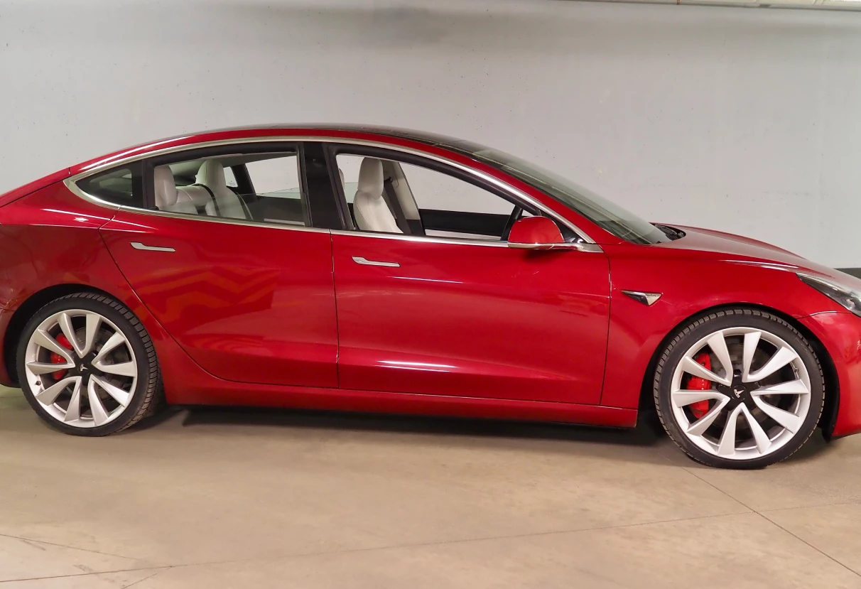 Аренда tesla model-3 премиум класса 2018 года в городе Москва от 13592 руб./сутки, полный привод, двигатель: электро, ОСАГО (Впишу в полис), без водителя, недорого, вид 6 - RentRide