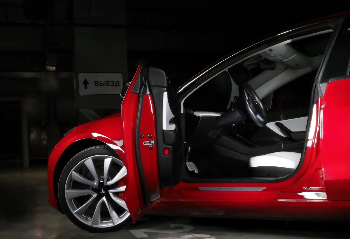 Аренда tesla model-3 премиум класса 2018 года в городе Москва от 13592 руб./сутки, полный привод, двигатель: электро, ОСАГО (Впишу в полис), без водителя, недорого, вид 3 - RentRide
