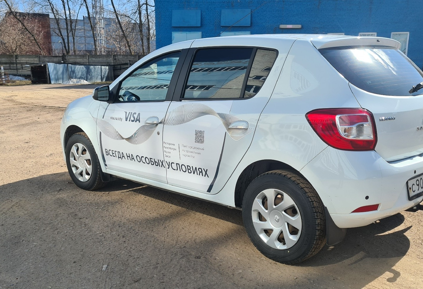 Аренда renault sandero эконом класса 2014 года в городе Москва от 880 руб./сутки, передний привод, двигатель: бензин, объем 1.6 литров, ОСАГО (Впишу в полис), без водителя, недорого - RentRide