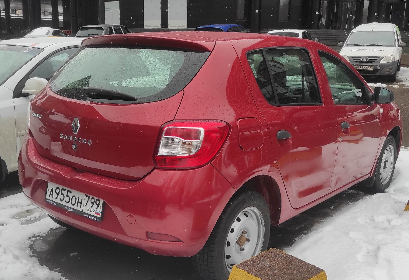 Аренда renault sandero эконом класса 2015 года в городе Москва Нагорная от 1520 руб./сутки, передний привод, двигатель: бензин, объем 1.2 литра, ОСАГО (Мультидрайв), без водителя, недорого, вид 3 - RentRide