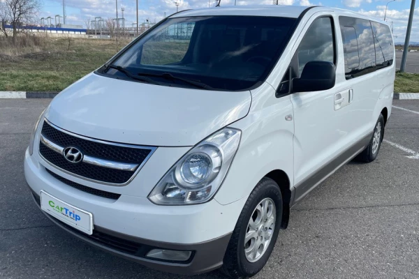 Прокат авто hyundai h-1 2013 года в городе Анапа от 6400 руб./сутки, передний привод, двигатель: бензин, объем 2.4 литра, ОСАГО (Мультидрайв), без водителя, недорого - RentRide