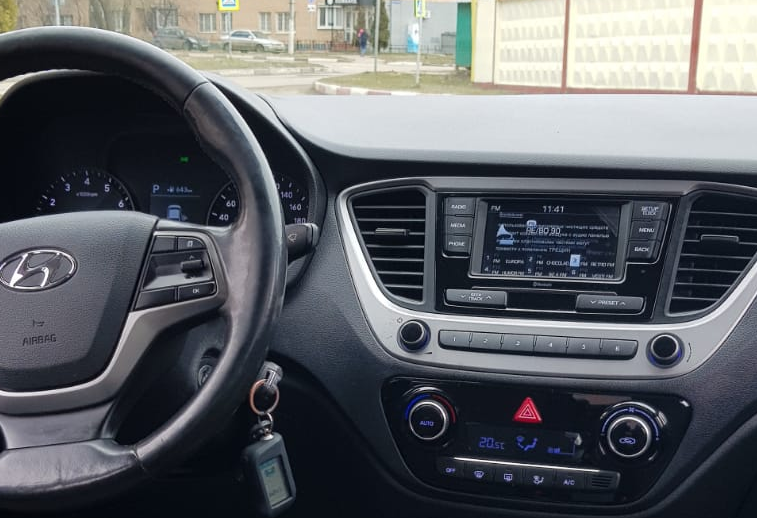 Аренда hyundai solaris эконом класса 2018 года в городе Москва Владыкино от 2560 руб./сутки, передний привод, двигатель: бензин, объем 1.6 литров, ОСАГО (Мультидрайв), без водителя, недорого, вид 7 - RentRide