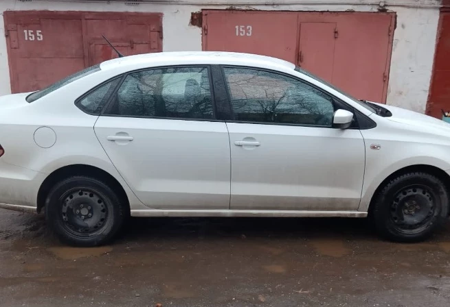 Аренда volkswagen polo эконом класса 2016 года в городе Москва Коптево от 2200 руб./сутки, передний привод, двигатель: бензин, объем 1.6 литров, ОСАГО (Мультидрайв), без водителя, недорого, вид 2 - RentRide