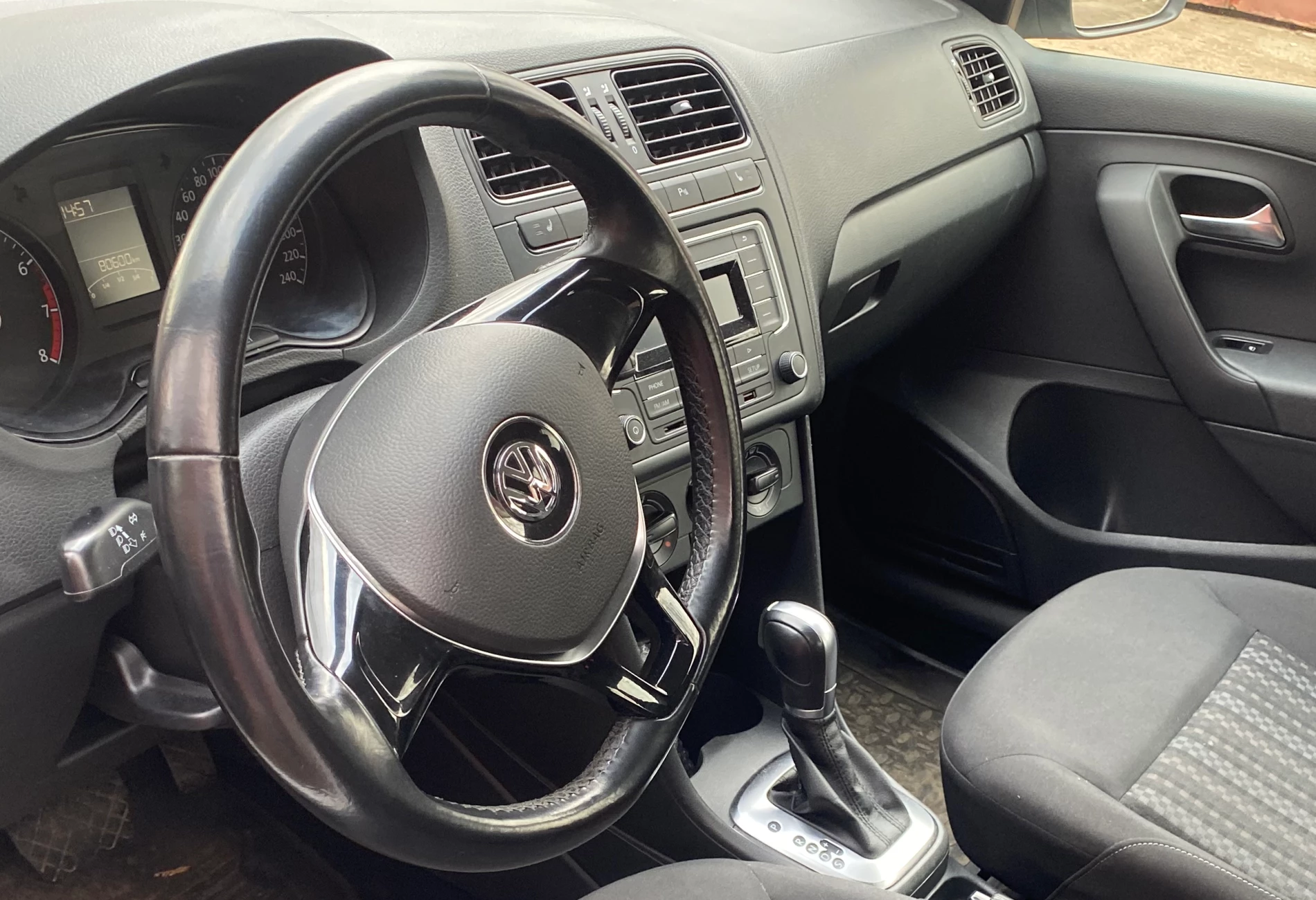 Аренда volkswagen polo эконом класса 2016 года в городе Москва Коптево от 2200 руб./сутки, передний привод, двигатель: бензин, объем 1.6 литров, ОСАГО (Мультидрайв), без водителя, недорого, вид 3 - RentRide