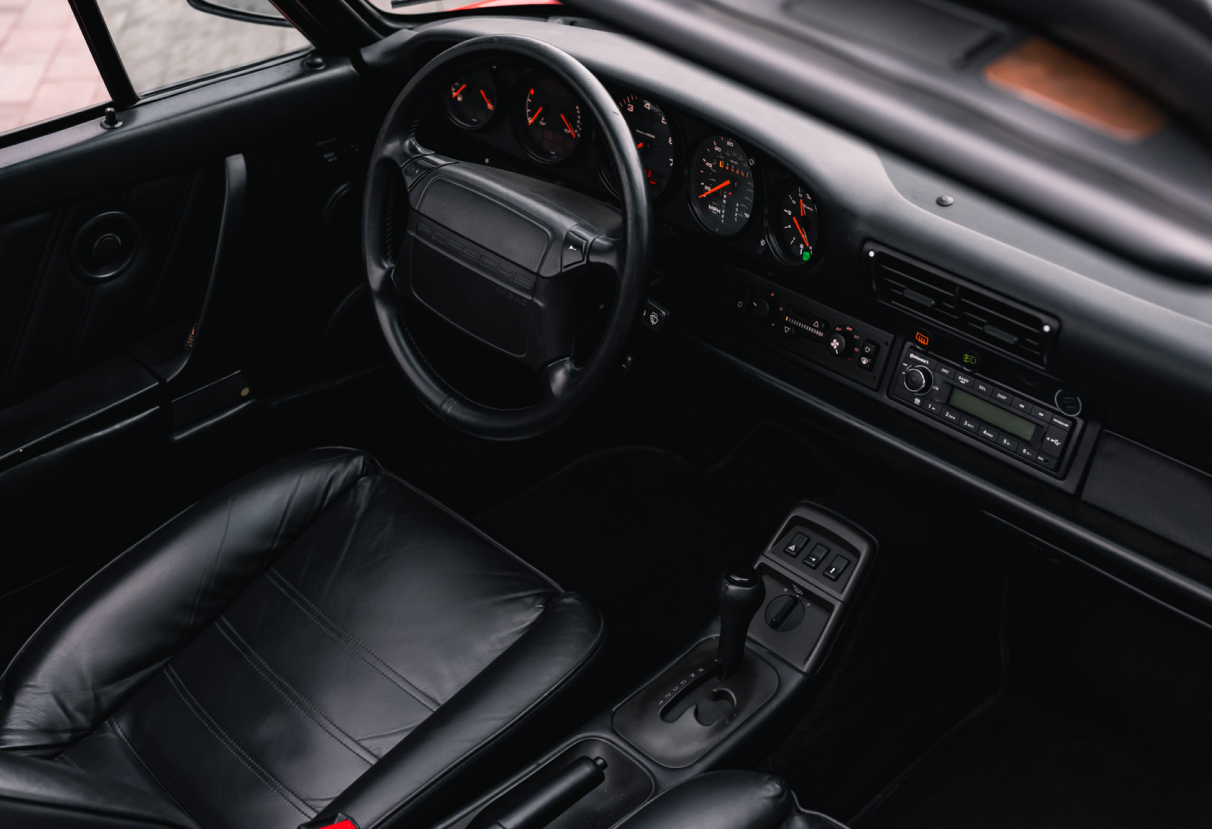 Аренда porsche 911-carrera премиум класса 1990 года в городе Москва от 27992 руб./сутки, задний привод, двигатель: бензин, объем 3.6 литров, ОСАГО (Впишу в полис), без водителя, недорого, вид 11 - RentRide