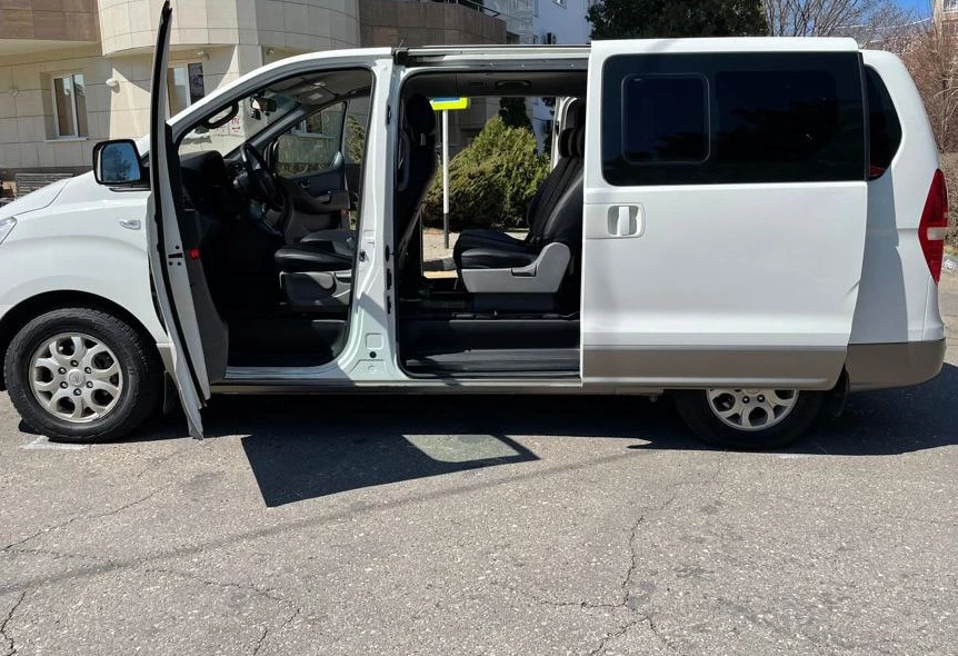 Аренда hyundai h-1 2011 года в городе Москва от 5600 руб./сутки, задний привод, двигатель: бензин, объем 2.4 литра, ОСАГО (Мультидрайв), без водителя, недорого, вид 3 - RentRide