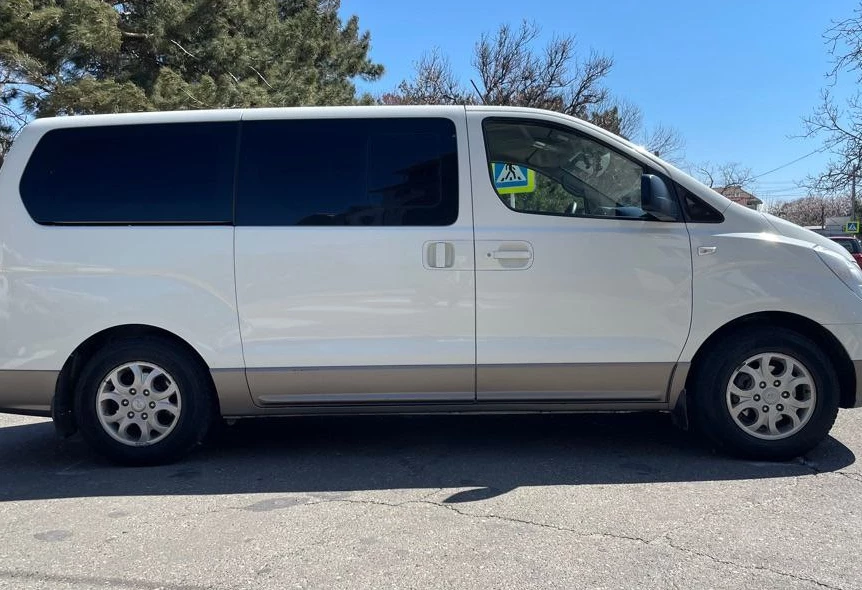 Аренда hyundai h-1 2011 года в городе Москва от 5600 руб./сутки, задний привод, двигатель: бензин, объем 2.4 литра, ОСАГО (Мультидрайв), без водителя, недорого, вид 2 - RentRide