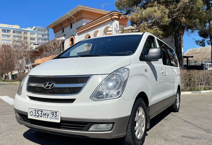 Аренда hyundai h-1 2011 года в городе Москва от 5600 руб./сутки, задний привод, двигатель: бензин, объем 2.4 литра, ОСАГО (Мультидрайв), без водителя, недорого - RentRide