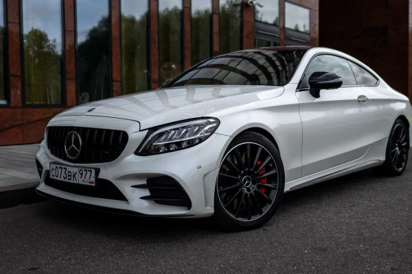 Прокат авто mercedes-benz c-klass-amg 2018 года в городе Москва Владыкино от 13200 руб./сутки, полный привод, двигатель: бензин, объем 4.3 литра, ОСАГО (Мультидрайв), без водителя, недорого - RentRide