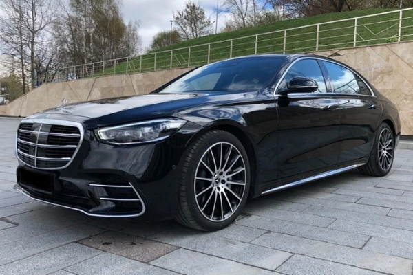 Прокат авто mercedes-benz s-klass премиум класса 2021 года в городе Москва Киевская от 24200 руб./сутки, полный привод, двигатель: дизель, объем 2.9 литров, каско (Мультидрайв), ОСАГО (Мультидрайв), без водителя, недорого - RentRide