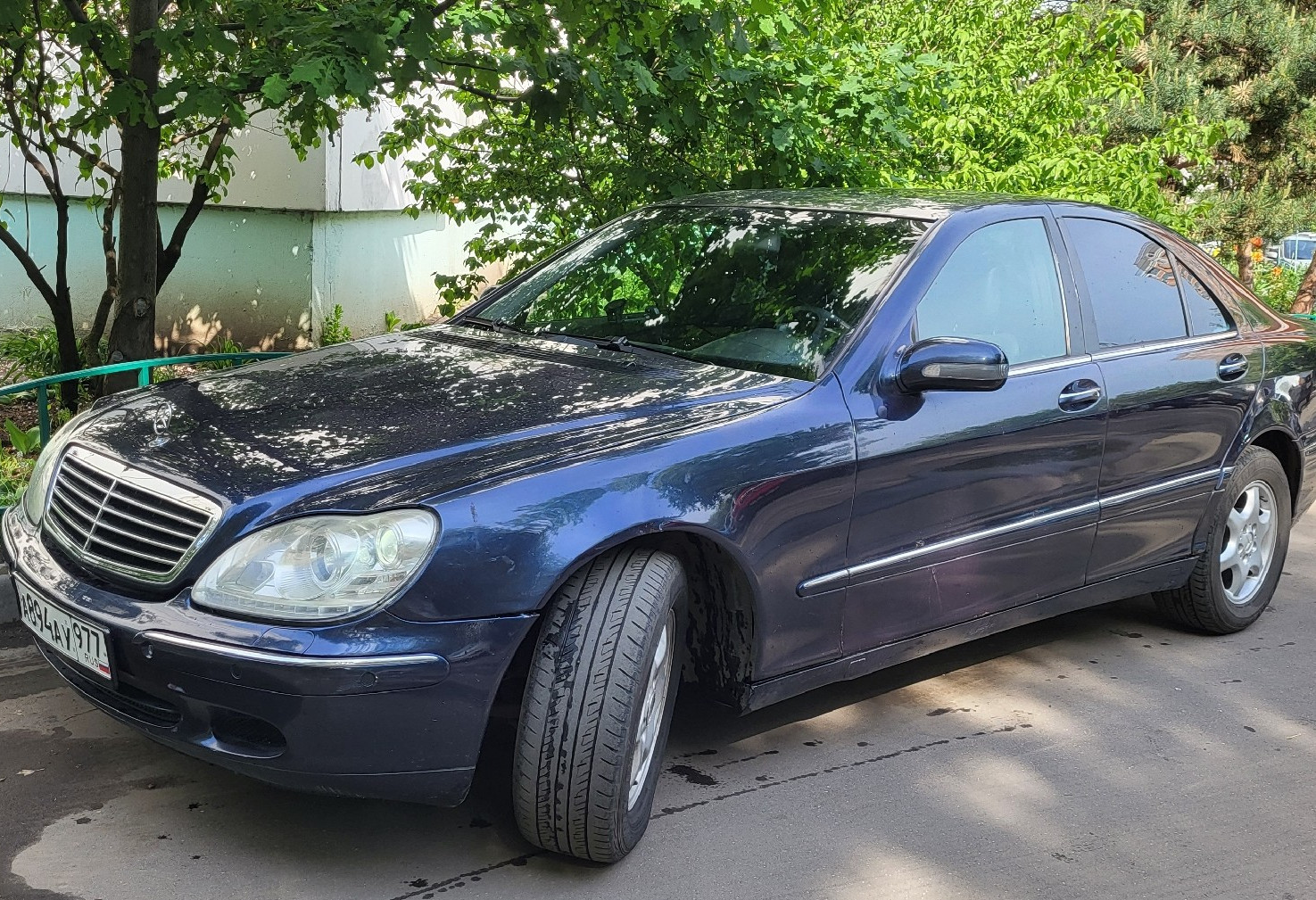 Аренда mercedes-benz s-klass стандарт класса 2001 года в городе Москва Люблино от 4000 руб./сутки, задний привод, двигатель: бензин, объем 3.2 литра, ОСАГО (Мультидрайв), без водителя, недорого, вид 2 - RentRide