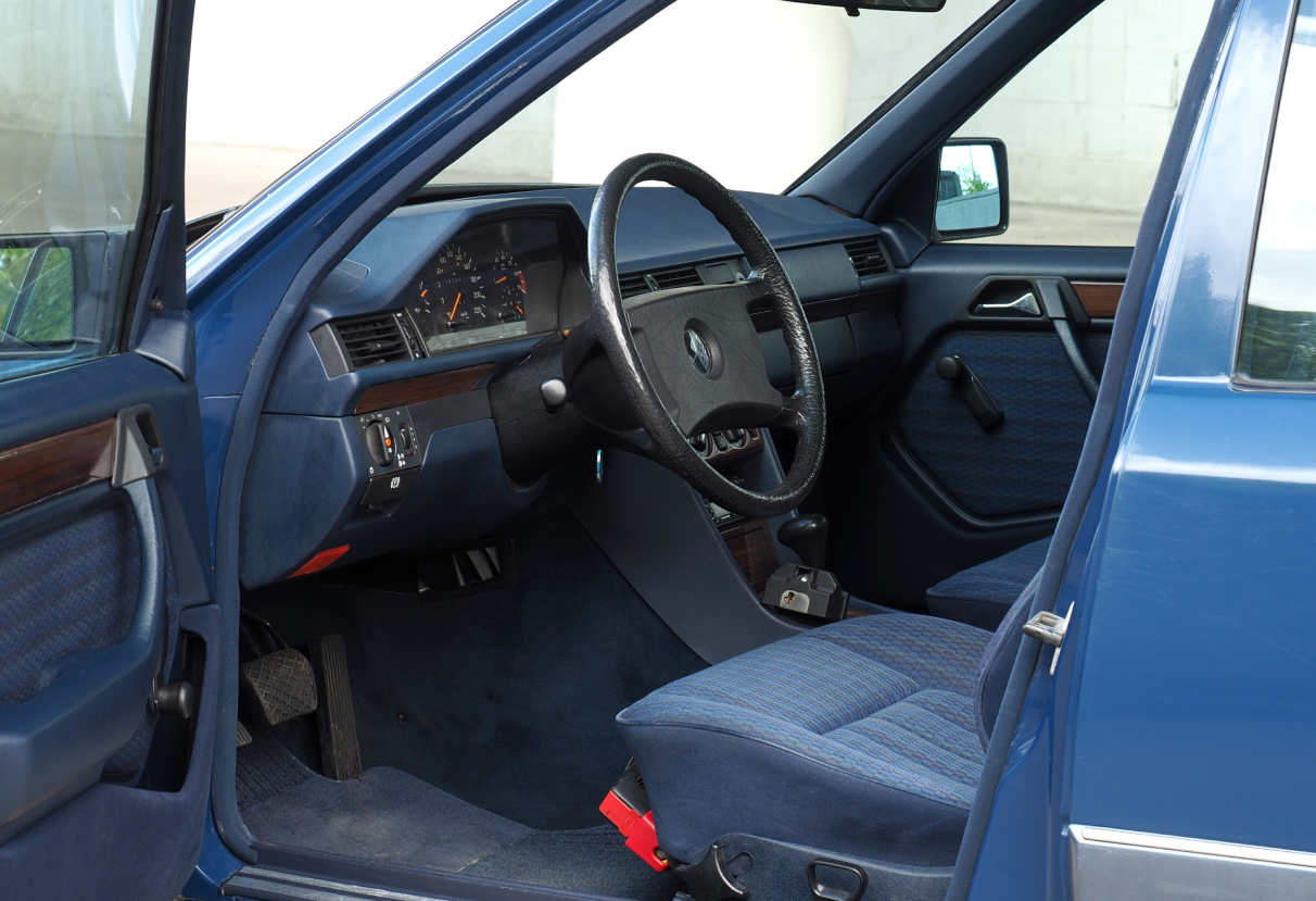 Аренда mercedes-benz w124 бизнес класса 1990 года в городе Москва от 5192 руб./сутки, задний привод, двигатель: бензин, объем 2 литра, ОСАГО (Впишу в полис), без водителя, недорого, вид 7 - RentRide