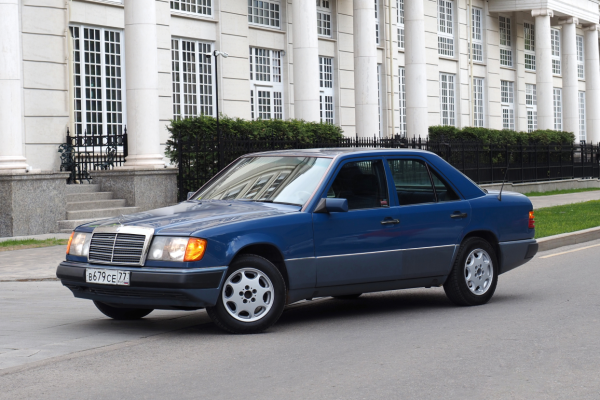 Прокат авто mercedes-benz w124 бизнес класса 1990 года в городе Москва от 5192 руб./сутки, задний привод, двигатель: бензин, объем 2 литра, ОСАГО (Впишу в полис), без водителя, недорого - RentRide
