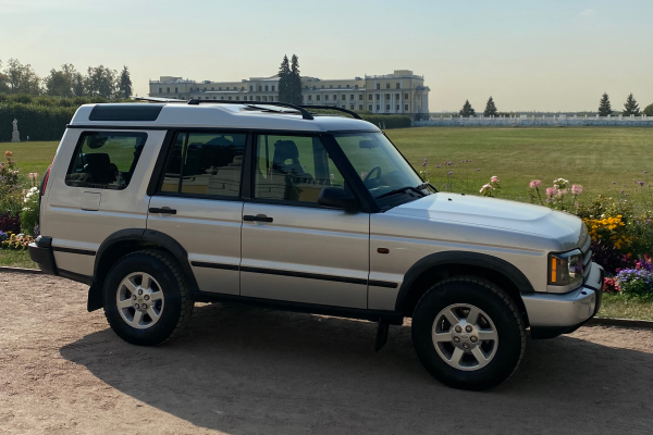 Прокат авто land-rover discovery премиум класса 2003 года в городе Москва Юго-Западная от 15920 руб./сутки, полный привод, двигатель: бензин, объем 4 литра, ОСАГО (Впишу в полис), без водителя, недорого - RentRide
