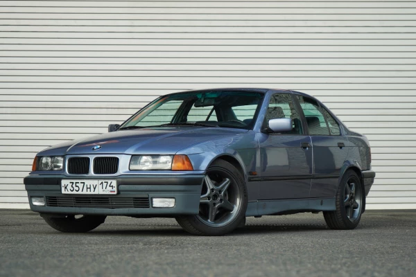 Прокат авто bmw 3-serii премиум класса 1995 года в городе Москва от 10392 руб./сутки, задний привод, двигатель: бензин, ОСАГО (Впишу в полис), без водителя, недорого - RentRide