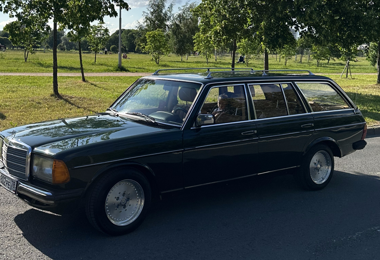 Аренда mercedes-benz w123 бизнес класса 1984 года в городе Москва от 7992 руб./сутки, задний привод, двигатель: бензин, объем 2.3 литра, ОСАГО (Впишу в полис), без водителя, недорого, вид 4 - RentRide