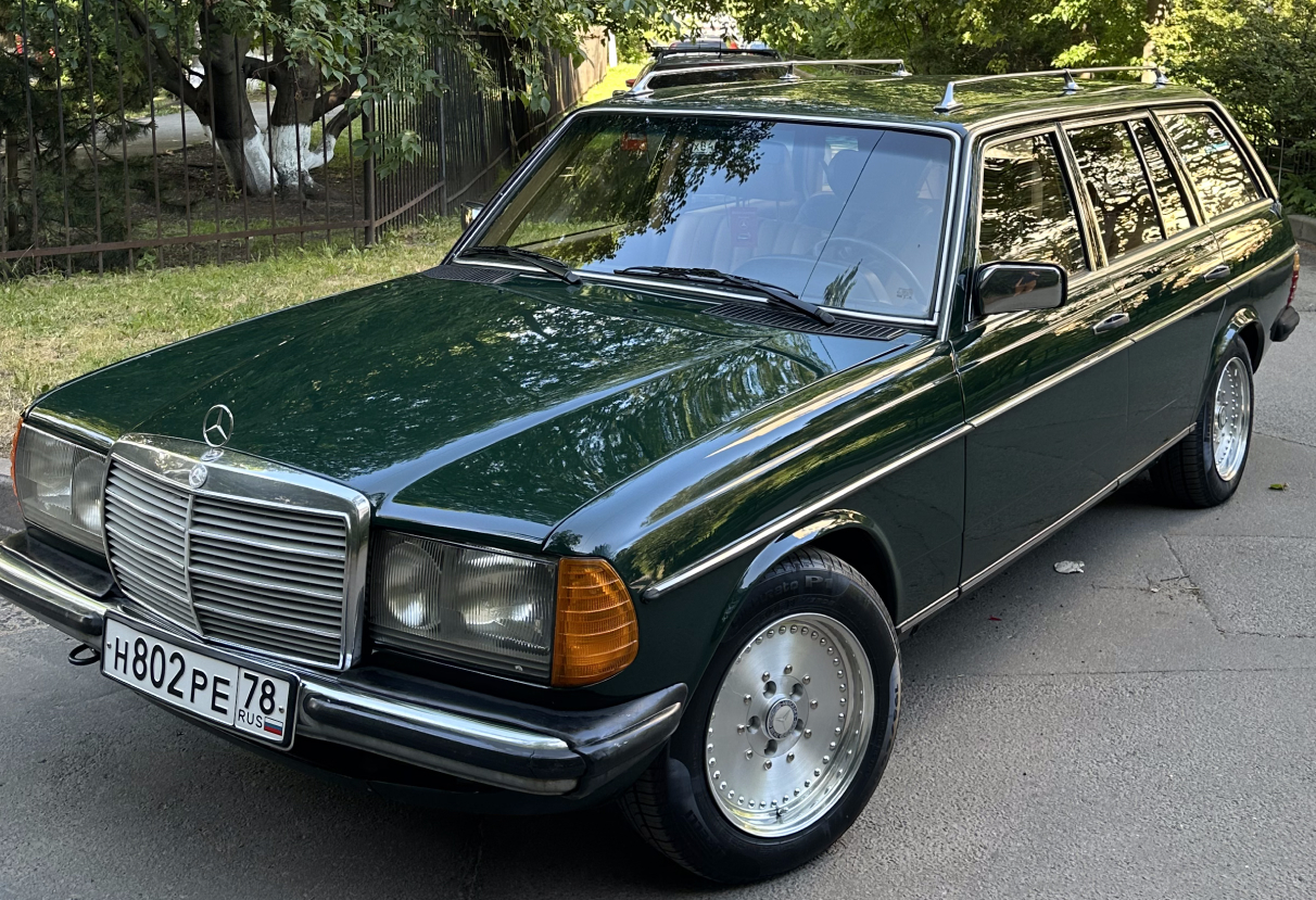 Аренда mercedes-benz w123 бизнес класса 1984 года в городе Москва от 7992 руб./сутки, задний привод, двигатель: бензин, объем 2.3 литра, ОСАГО (Впишу в полис), без водителя, недорого - RentRide