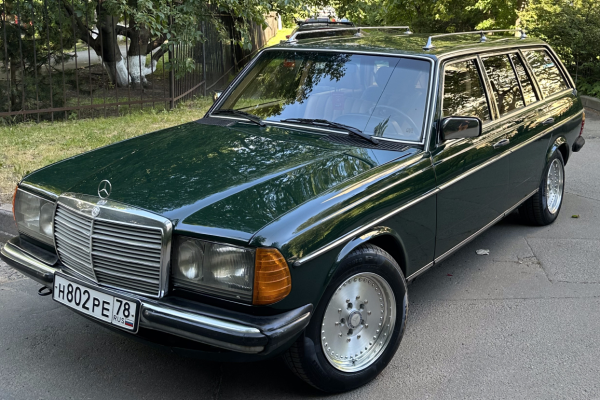Прокат авто mercedes-benz w123 бизнес класса 1984 года в городе Санкт-Петербург от 7992 руб./сутки, задний привод, двигатель: бензин, объем 2.3 литра, ОСАГО (Впишу в полис), без водителя, недорого - RentRide